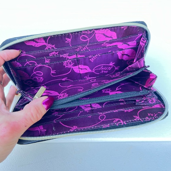 Betsey Johnson Blooming flowers zip around wallet - Picture 4 of 10